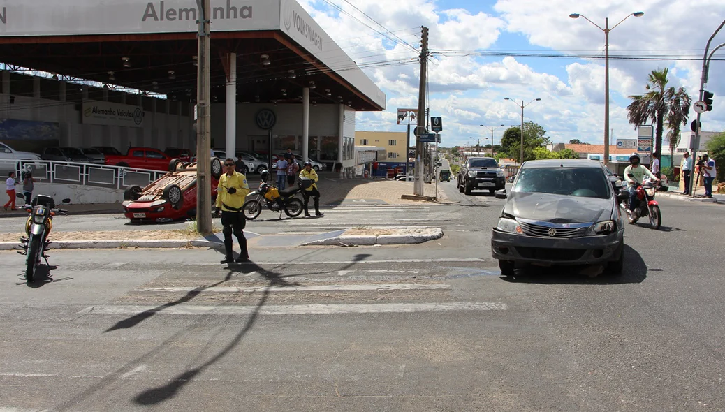 Mulher e criança ficam feridas após veículo capotar em Teresina