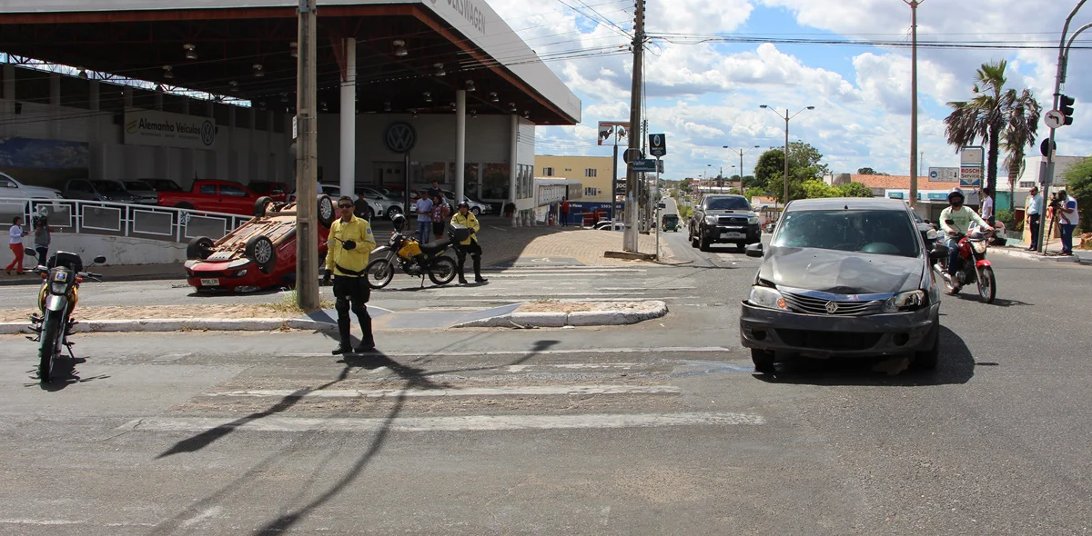 Mulher e criança ficam feridas após veículo capotar em Teresina