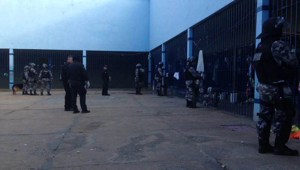 Policiais fazem buscas na Casa de Custódia
