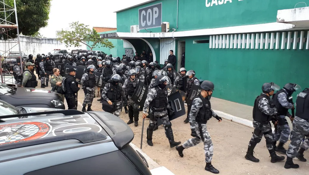 Tropa de Choque da PM se prepara para entrar nos pavilhões