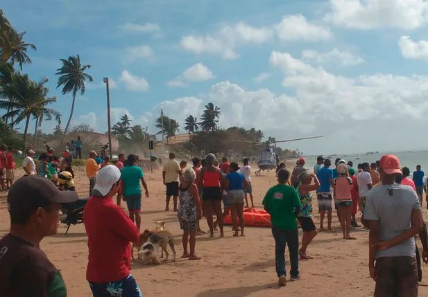 Vítimas são resgatadas na praia