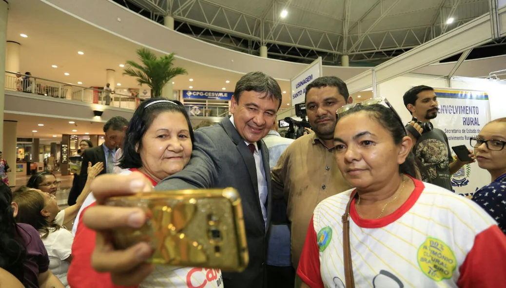 Governador tirando selfie