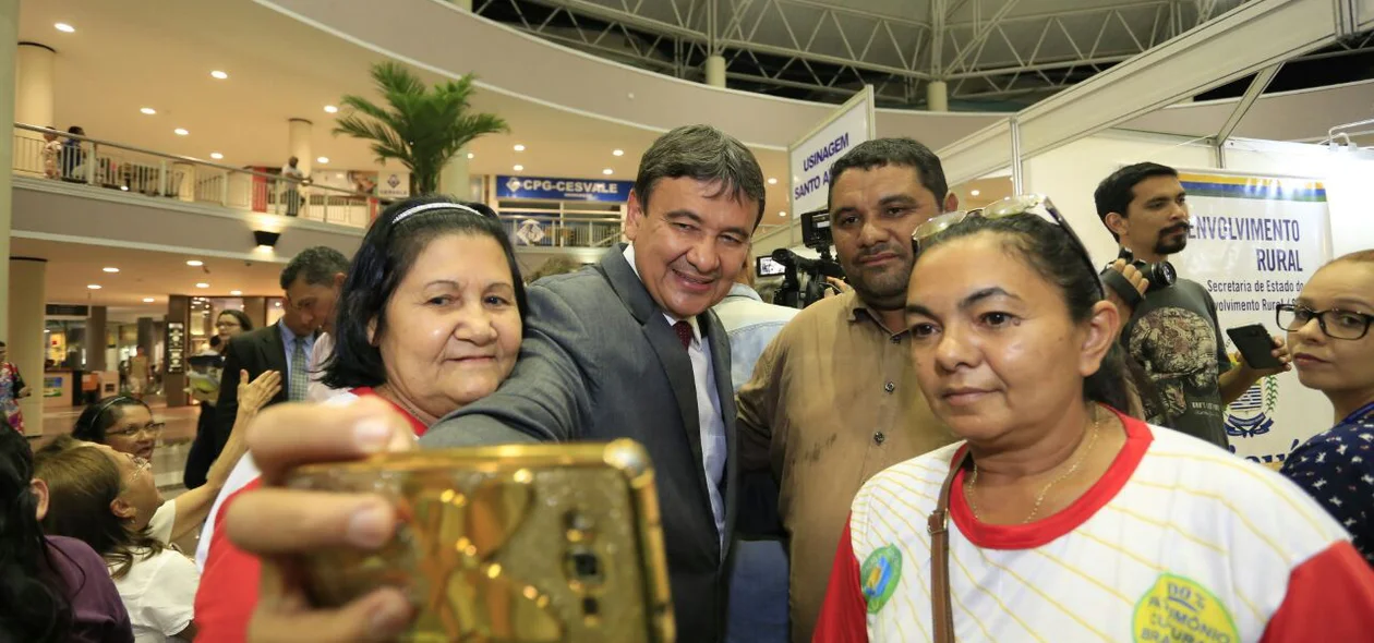Governador tirando selfie