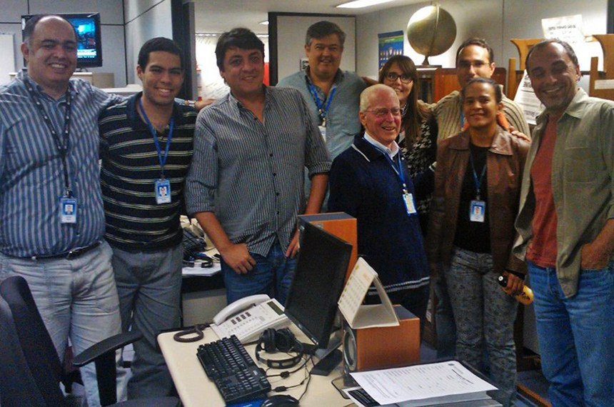 João Marques (de cabelos brancos, mais ao centro da foto) em visita à redação da Rádio Senado no ano de 20