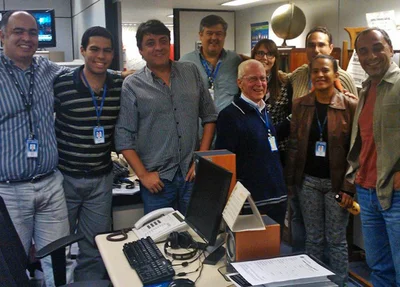 João Marques (de cabelos brancos, mais ao centro da foto) em visita à redação da Rádio Senado no ano de 20
