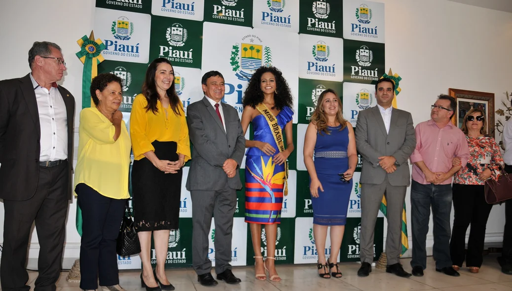 Monalysa Alcântara sendo recepcionada pelo governador 
