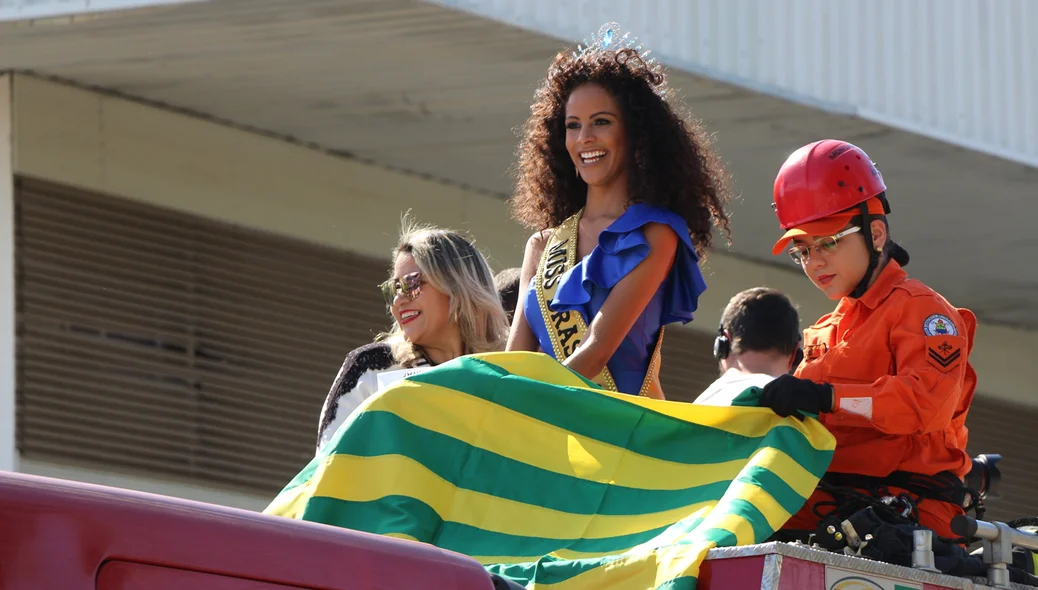 Monalysa segura bandeira do estado
