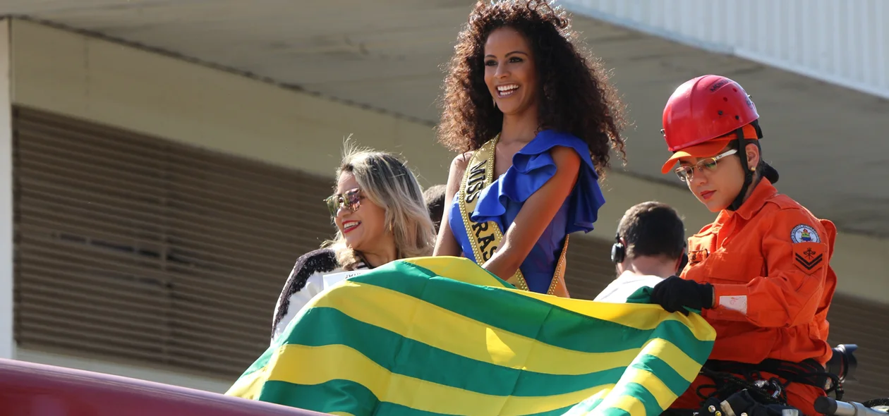 Monalysa segura bandeira do estado
