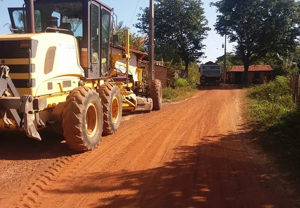 Via que dá acesso ao cemitério