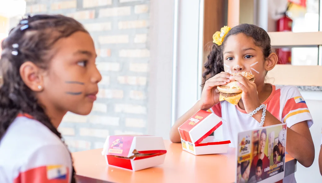 Alunas Comendo o McDia Feliz