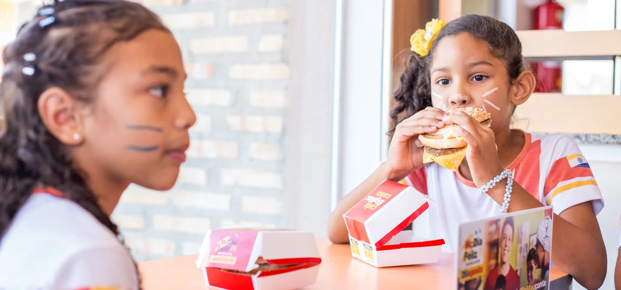 Alunas Comendo o McDia Feliz