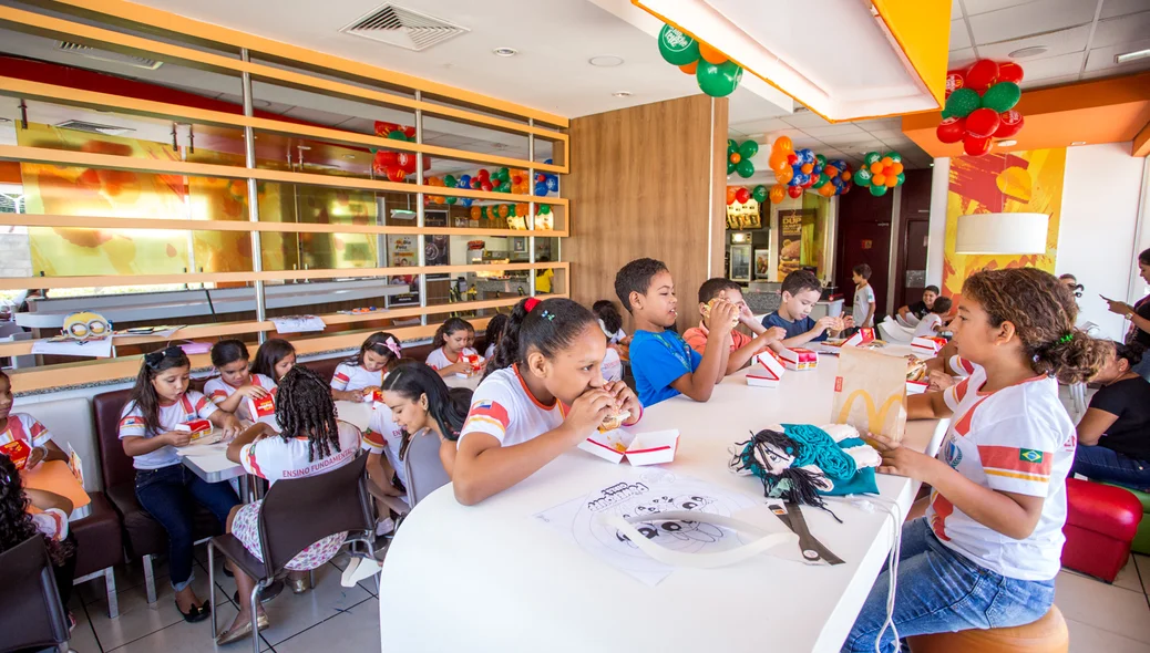 Alunos comendo no McDia Feliz