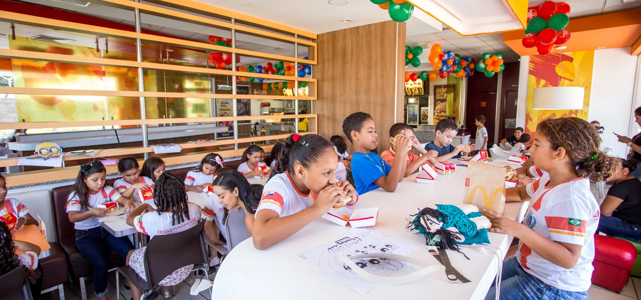 Alunos comendo no McDia Feliz