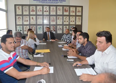 Padre Walmir conduz reunião com o secretariado