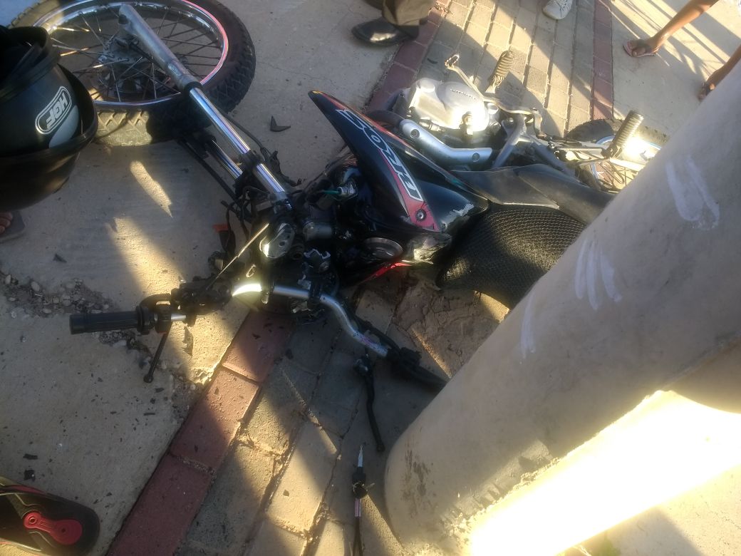 Motocicleta pilotada pelo idoso