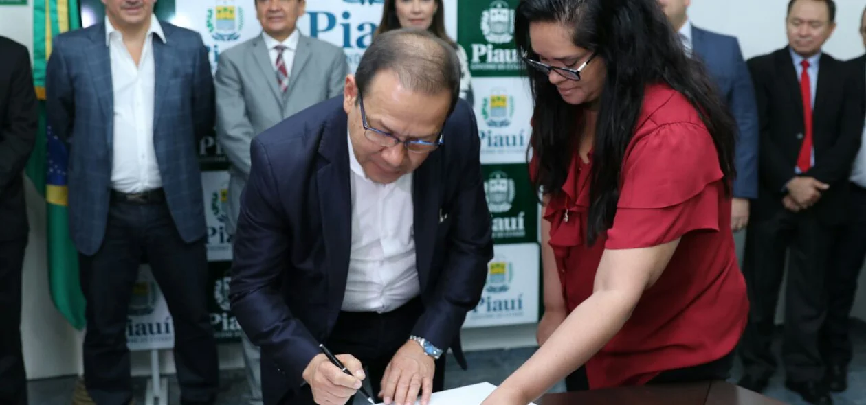 Assinando documentos 