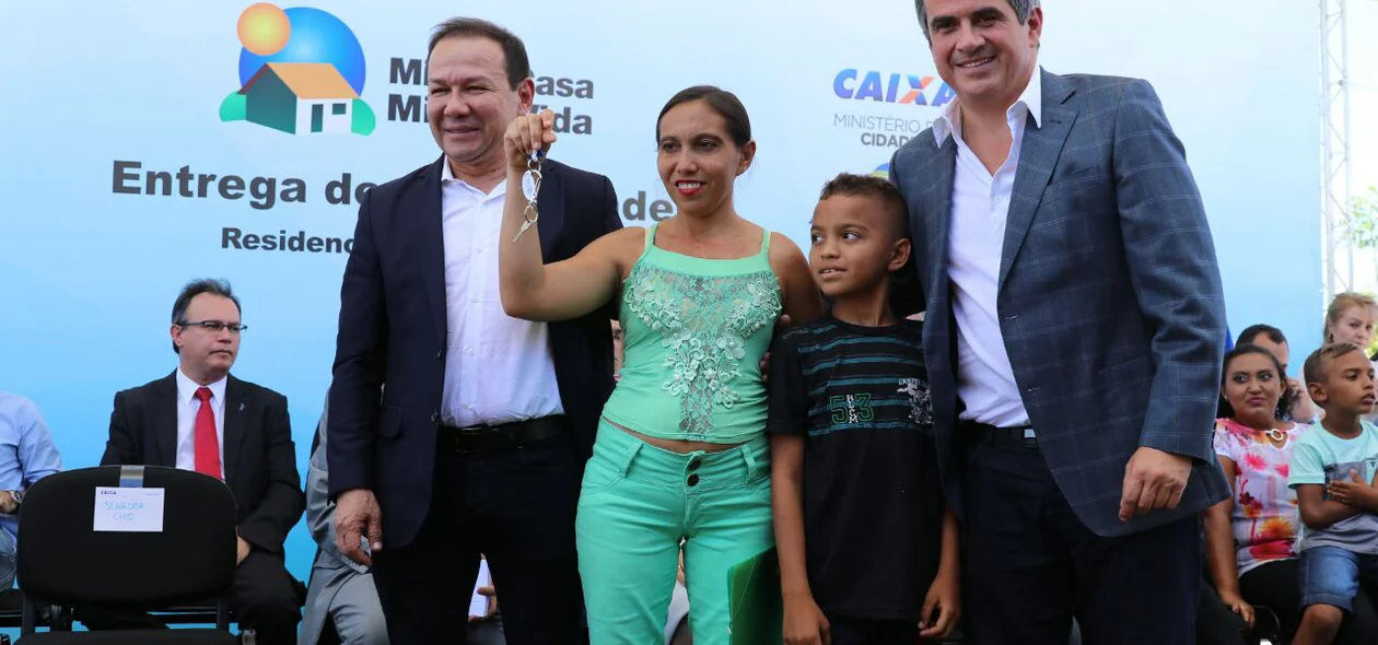 Ciro Nogueira participa de entrega de 560 casas em União 