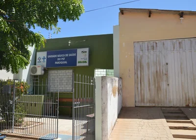 Ladrões utilizaram a parede para subir na casa onde funciona o posto