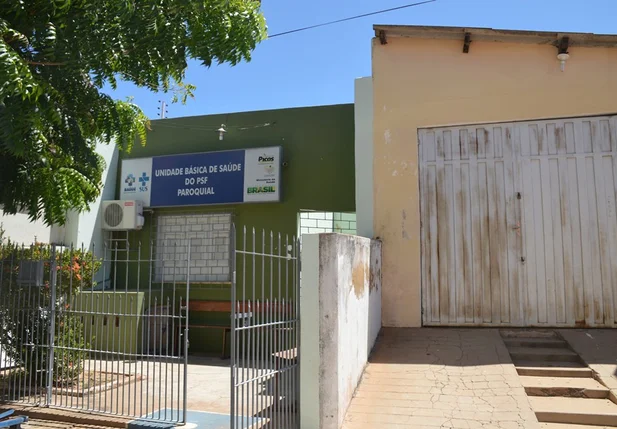 Ladrões utilizaram a parede para subir na casa onde funciona o posto