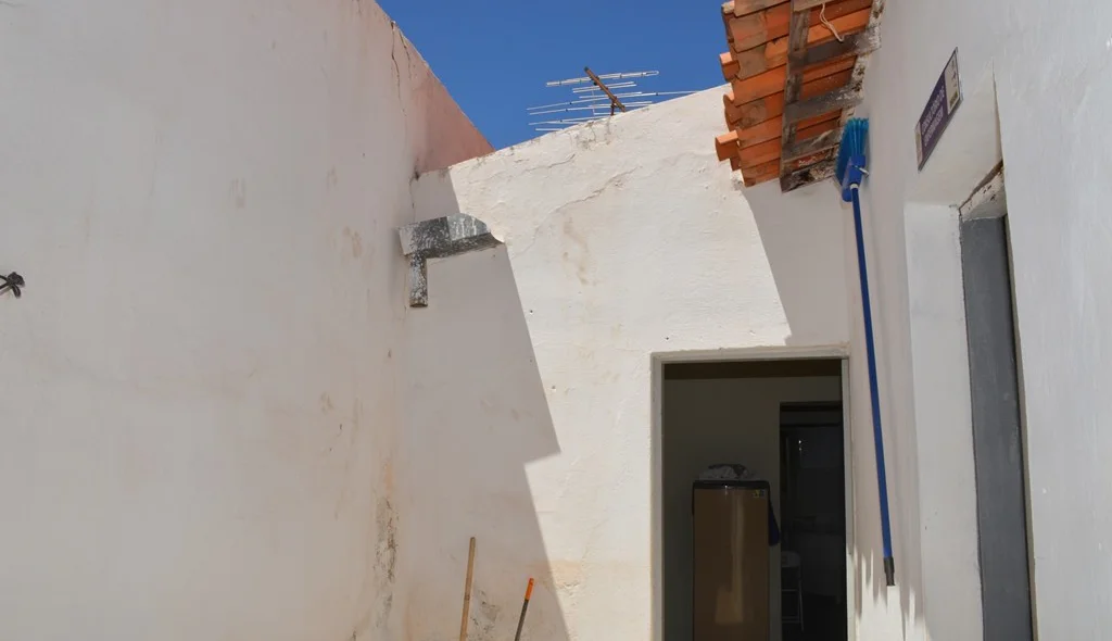Local por onde os ladrões desceram no muro