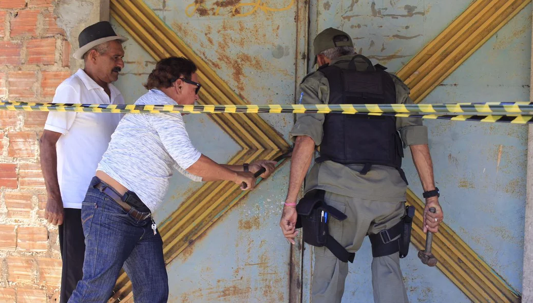Polícia arromba portão