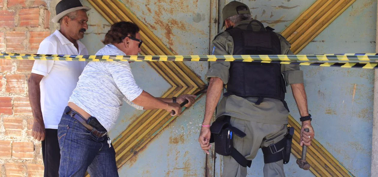 Polícia arromba portão