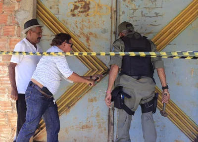 Polícia arromba portão
