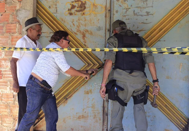 Polícia arromba portão