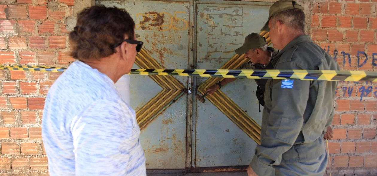 Polícia na frente da residência 