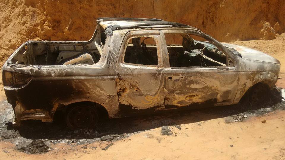 Carro roubado é encontrado incendiado