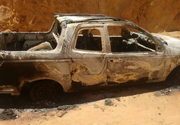 Carro roubado é encontrado incendiado