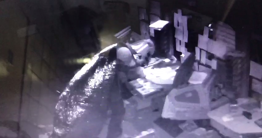 Momento em que ladrão realiza o roubo 