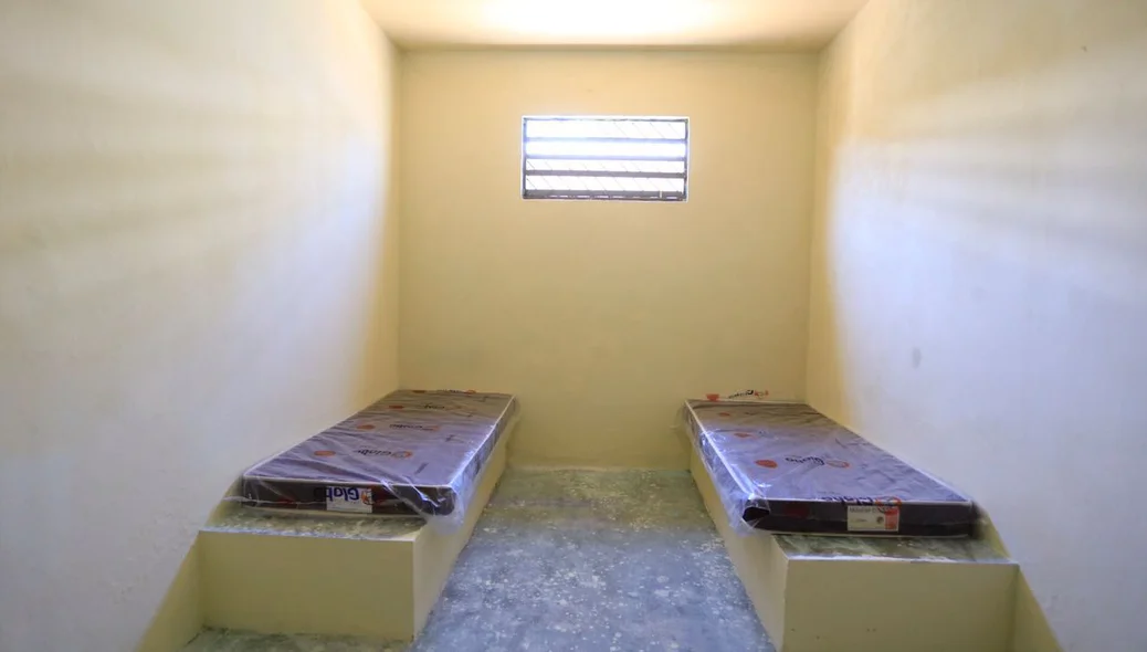 Sala para dois detentos
