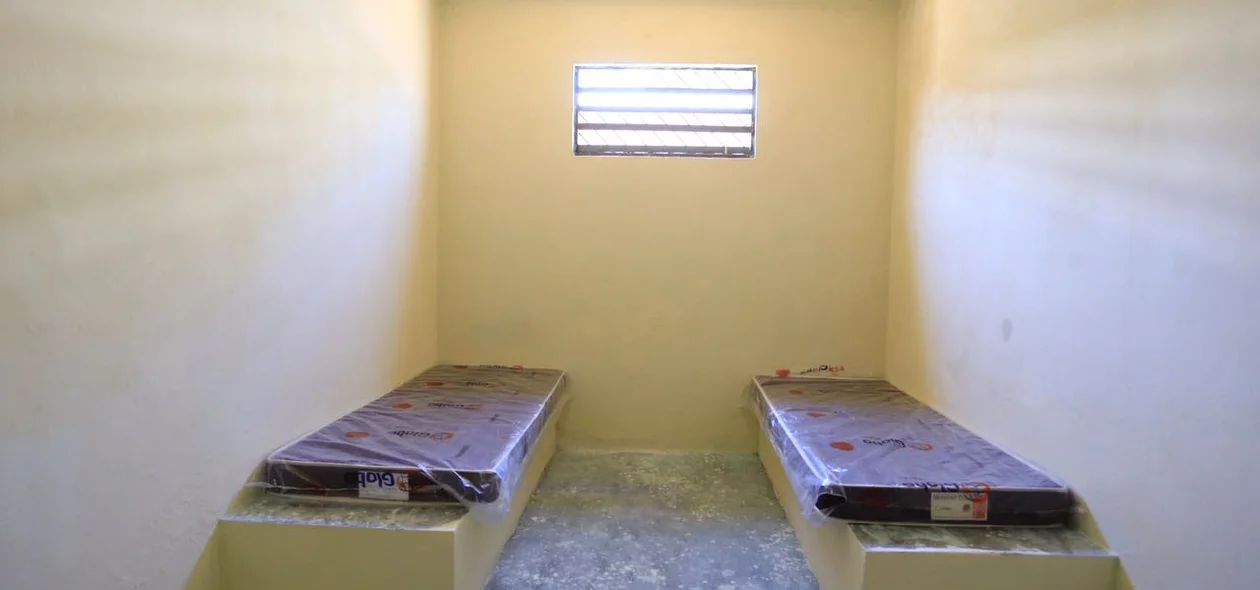 Sala para dois detentos