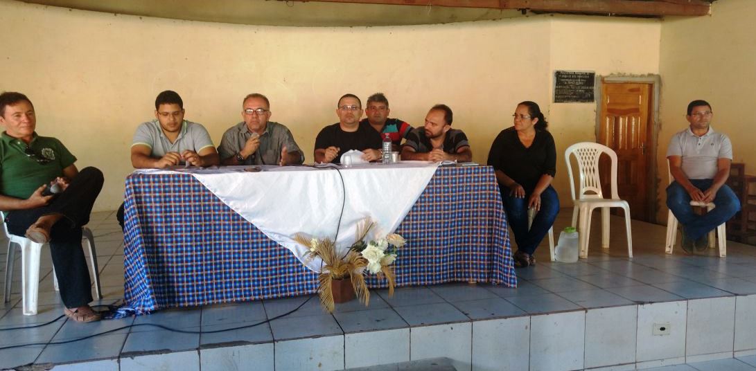 Mesa da assembleia com professores e prefeito