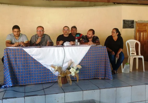 Mesa da assembleia com professores e prefeito