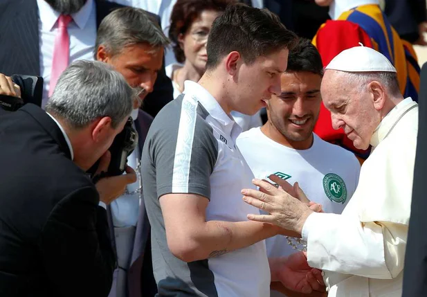 Papa Francisco recebe sobreviventes do Chapecoense