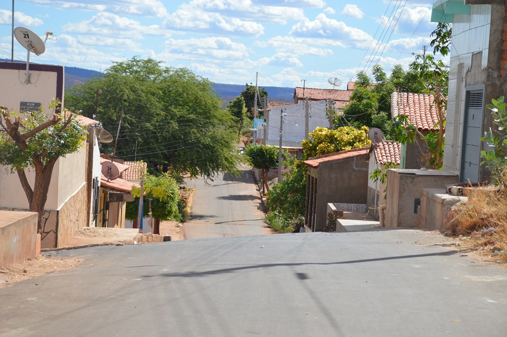 Não se vê nenhum operário no canteiro de obras