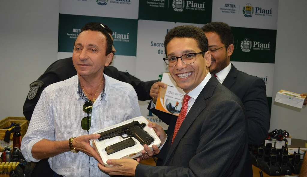Daniel Oliveira entrega pistolas calibre 40 