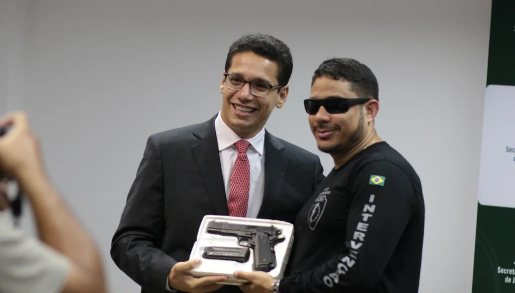 Entrega de pistolas 