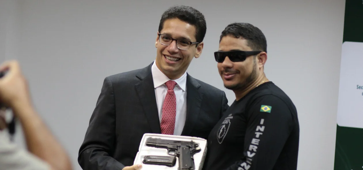 Entrega de pistolas 