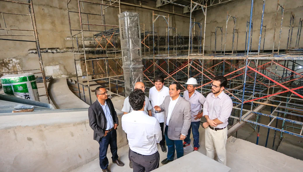 Henrique Pires visitando a obra