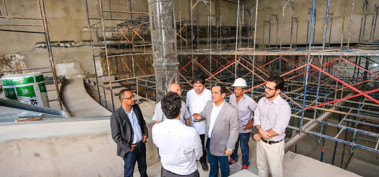Henrique Pires visitando a obra