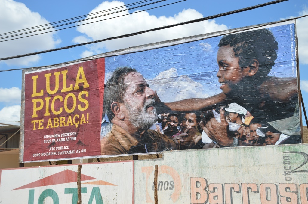 Outdoor favorável à visita de Lula