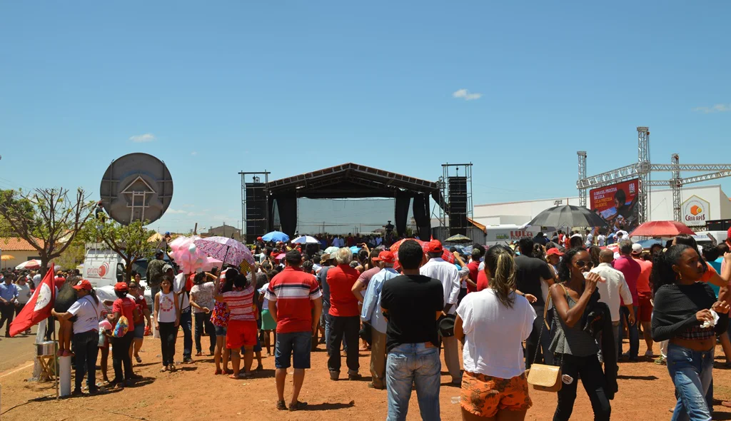 Público acompanha os discursos