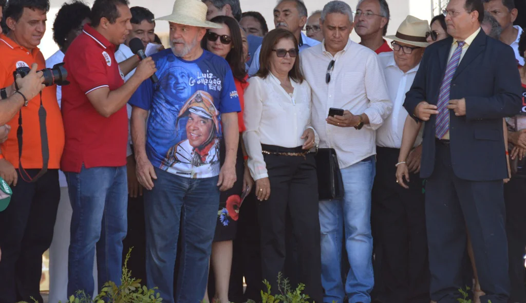 Vereador do PT entrega comenda a Lula