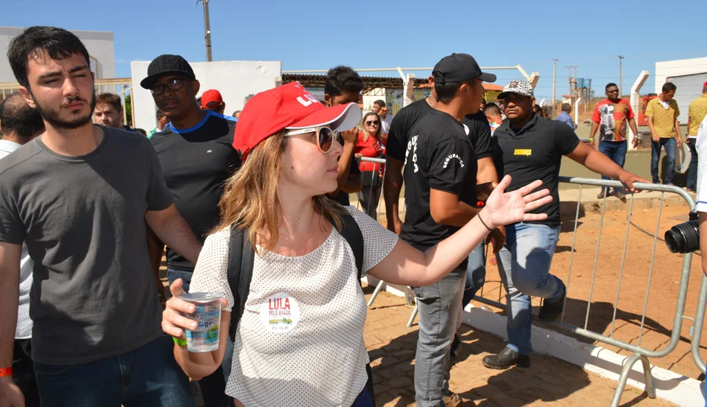 Assessora chama seguranças para retirar os jornalistas