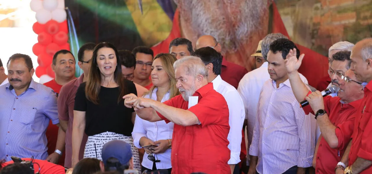 Autoridades acompanham caravana do ex-presidente 