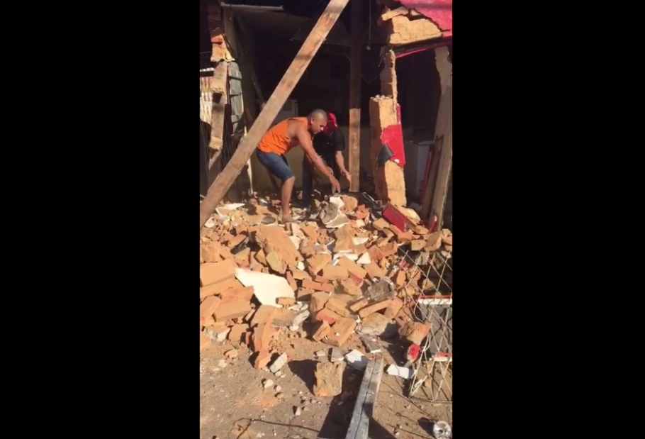 Bar ficou parcialmente destruído 