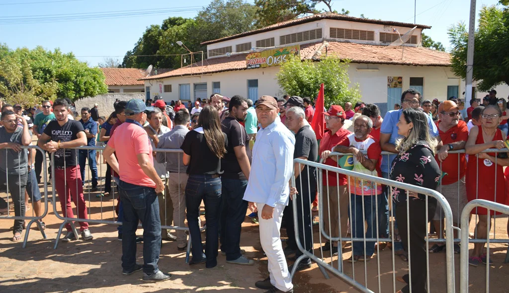 Barreira montada na entrada da Casa Ápis dificulta acesso da imprensa